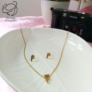 cadena y aretes letra F