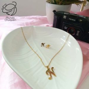 cadena y aretes letra N