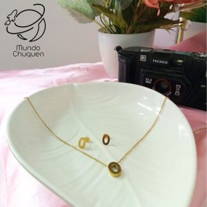 cadena y aretes letra O