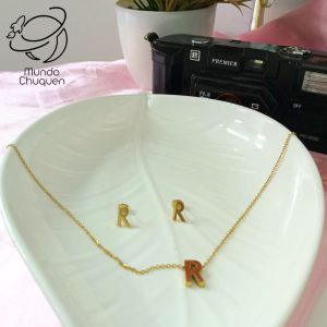 cadena y aretes letra R