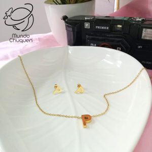 cadena y aretes letra P