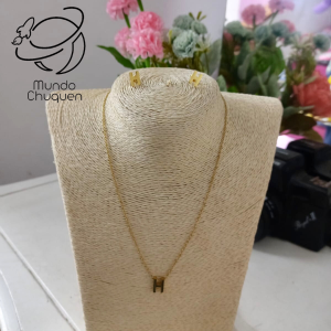 cadena y aretes letra H