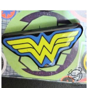 Pin  mujer maravilla resina